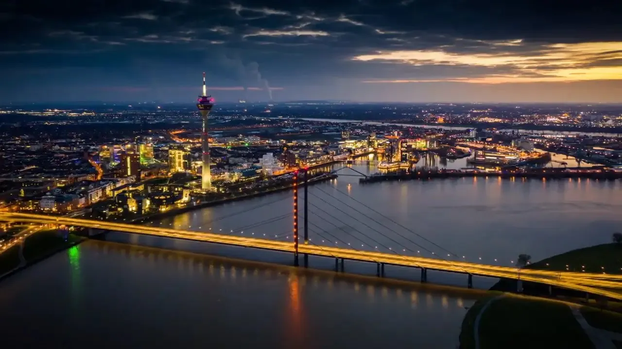 Düsseldorf, Rheinufer mit Rheinturm am Abend